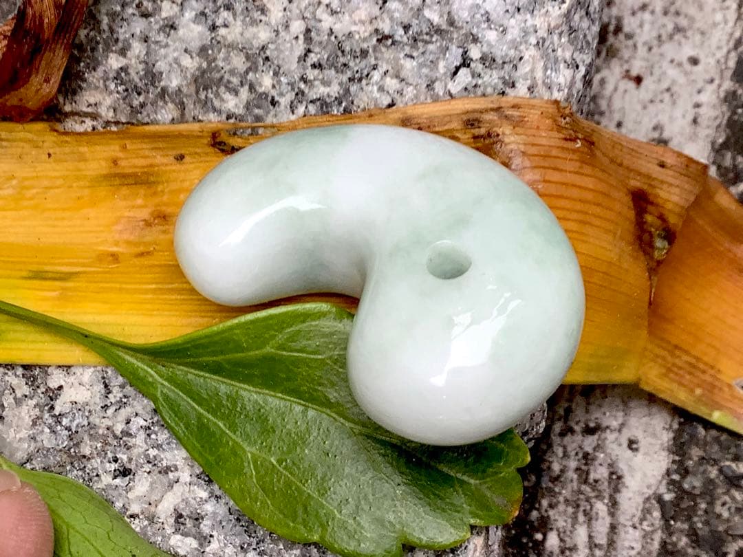 ✳初の絶品色彩　絶対のおすすめ‼️25万円以上します糸魚川翡翠勾玉　鑑別書付極上物