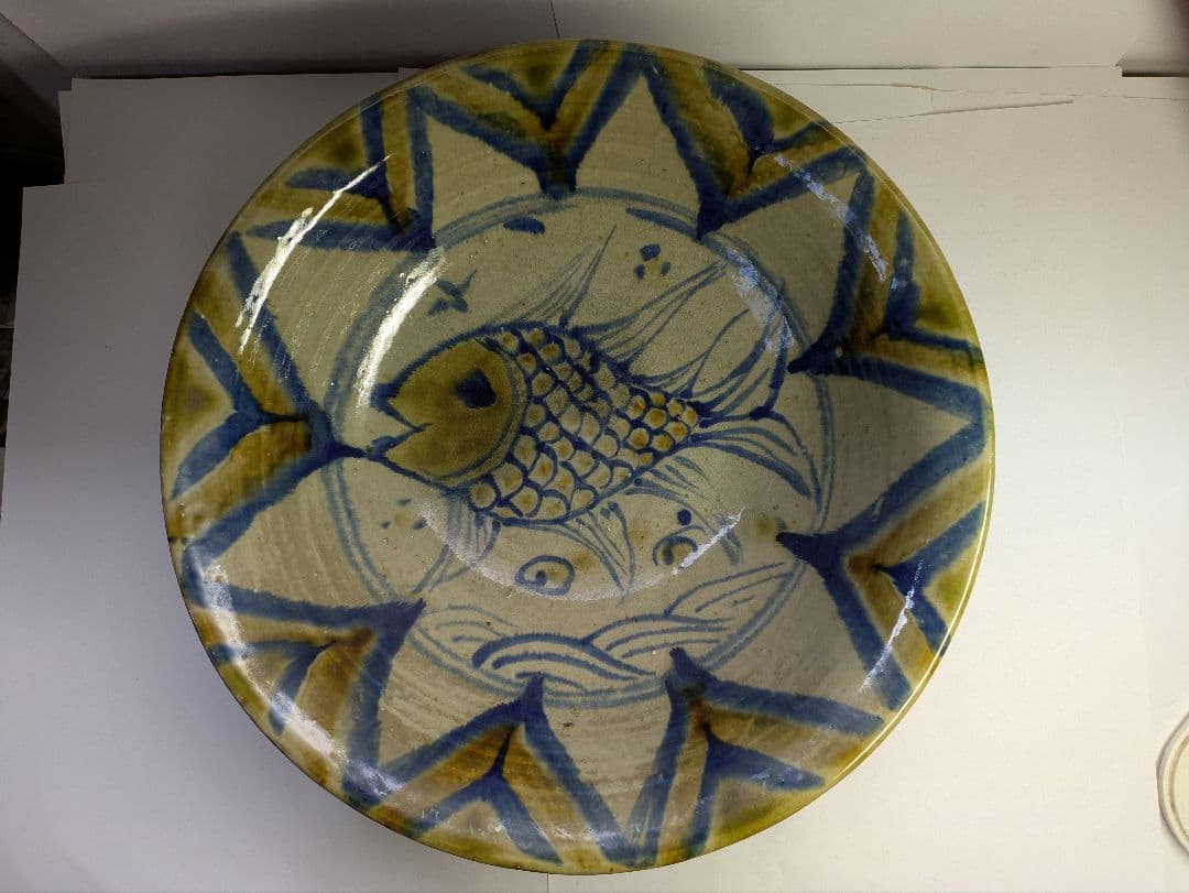 【真　作】沖縄壺屋焼、仁王窯、小橋川仁王作、『魚文飾鉢』、皿立付、箱無