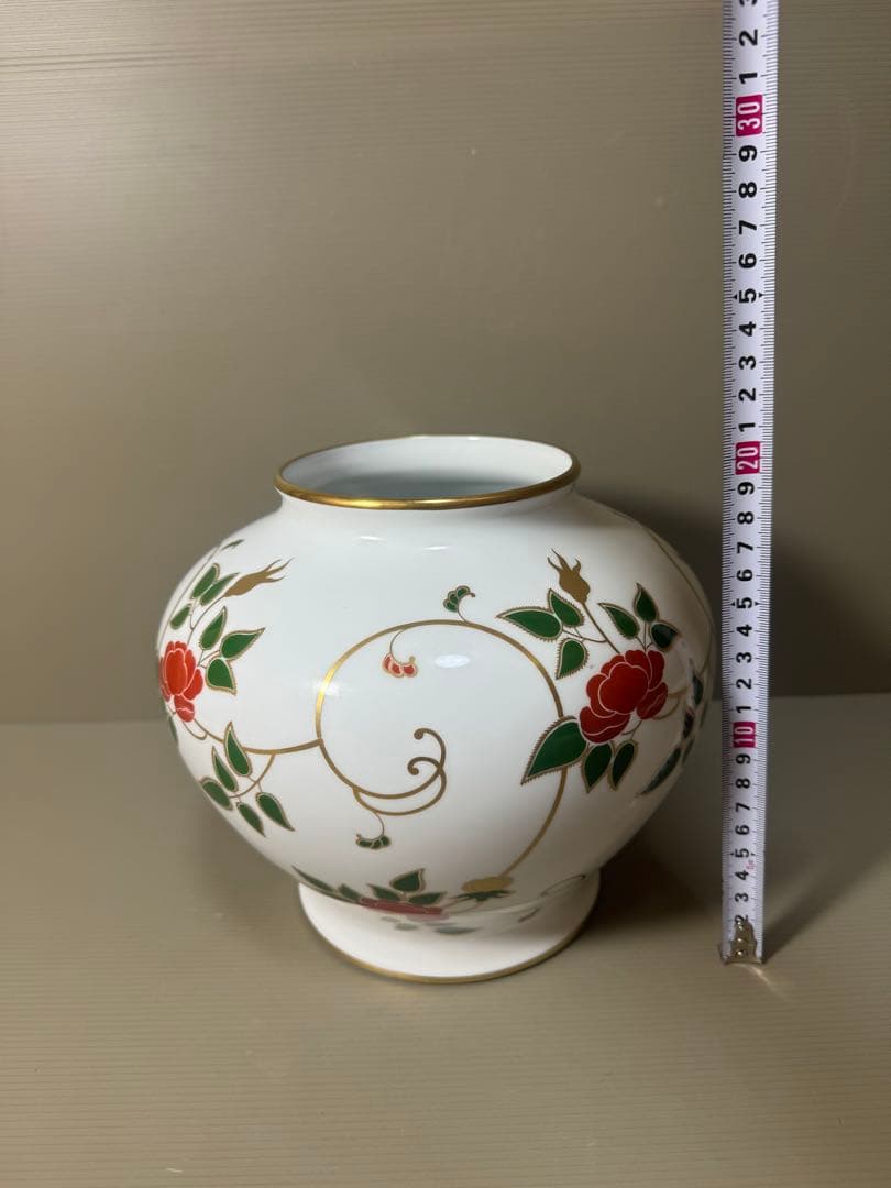 2190  大倉陶園　金彩白磁　ツル薔薇唐草模様　花瓶