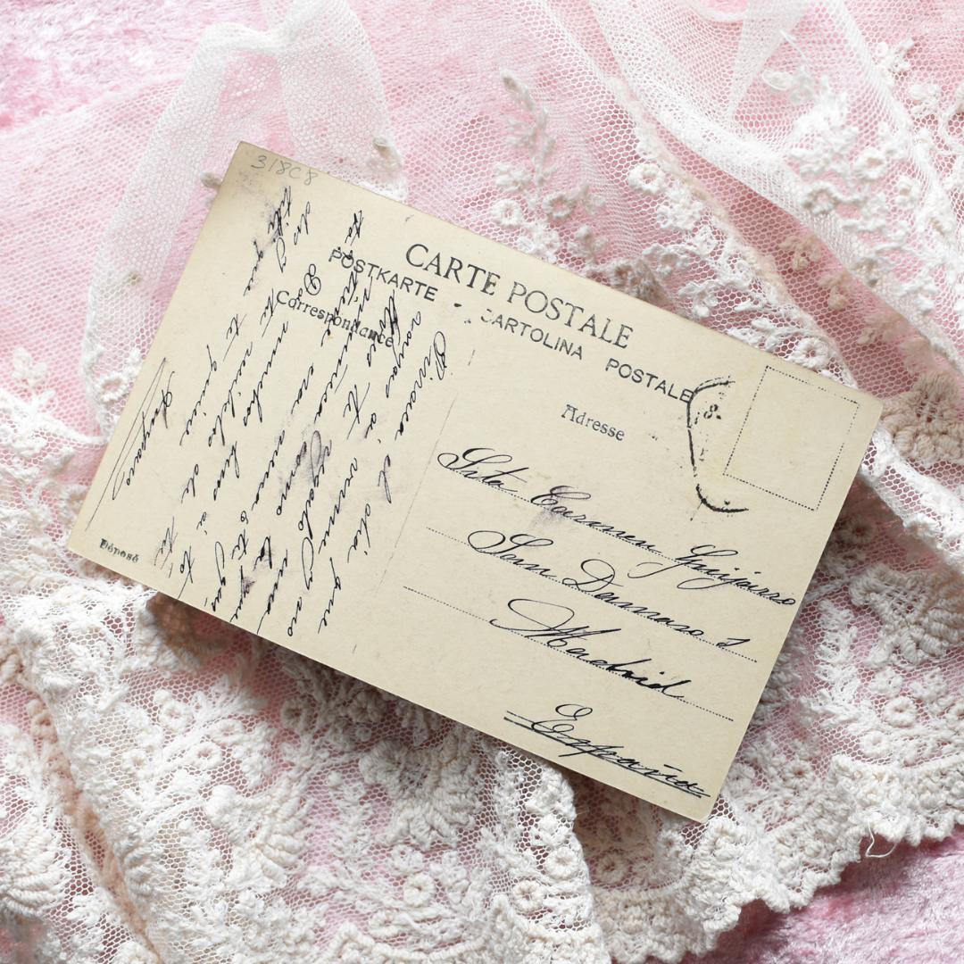 *アンティークポストカード　お人形と記念撮影の少女*