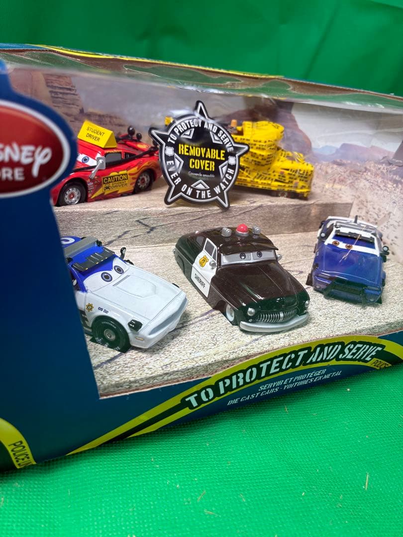 ディズニーピクサー　カーズTO PROTECT AND SERVE