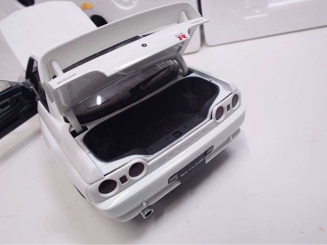 ミニカー Nissan Skyline GT-R (R32) V-Spec II 1/18