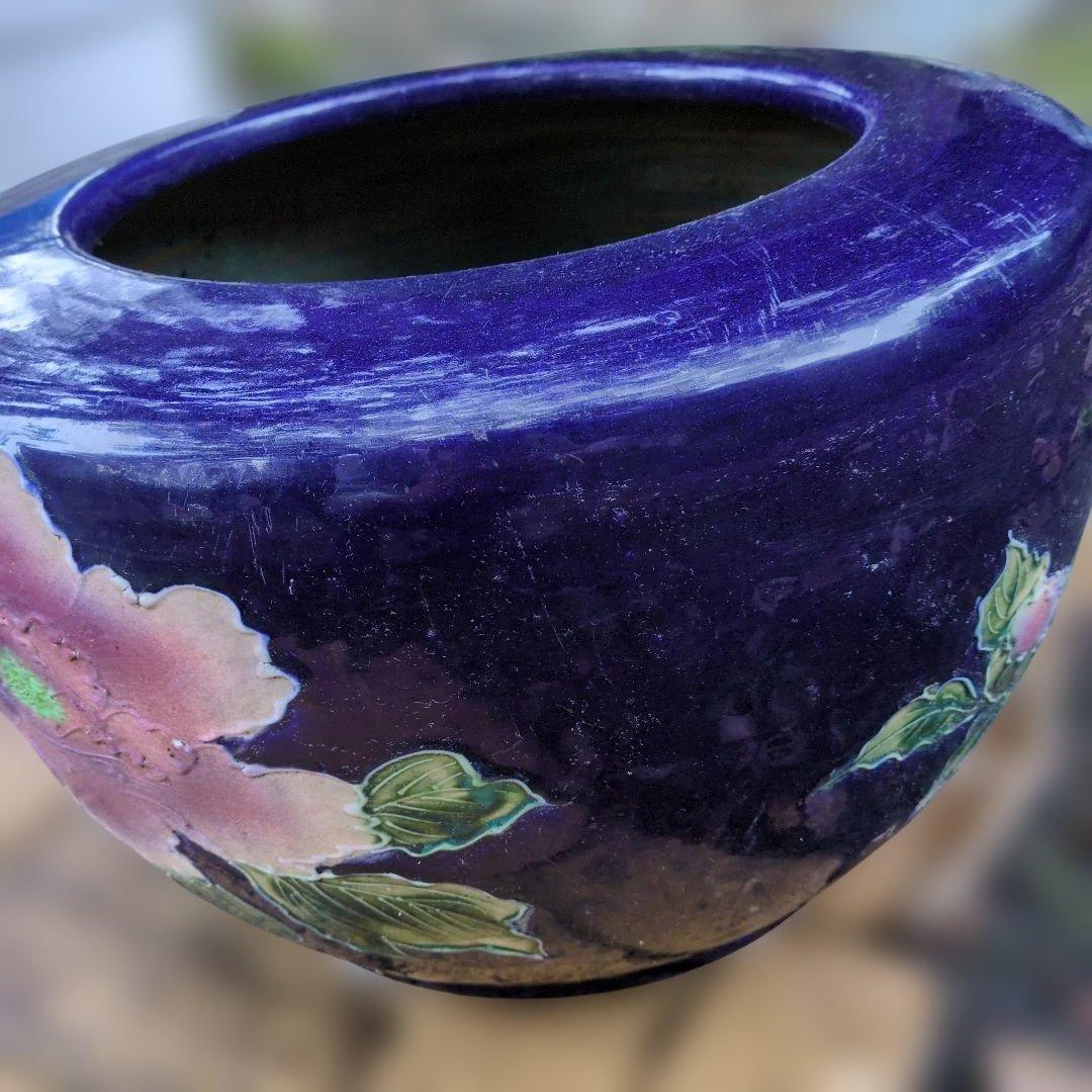 紫色の花柄陶器。火鉢　植木鉢　水鉢 　直径：約４５cm　高さ：約２９.5cm