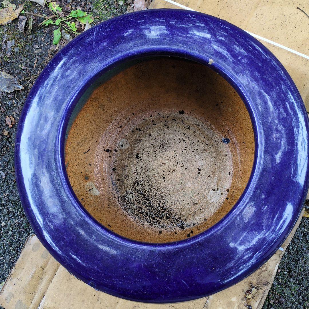 紫色の花柄陶器。火鉢　植木鉢　水鉢 　直径：約４５cm　高さ：約２９.5cm