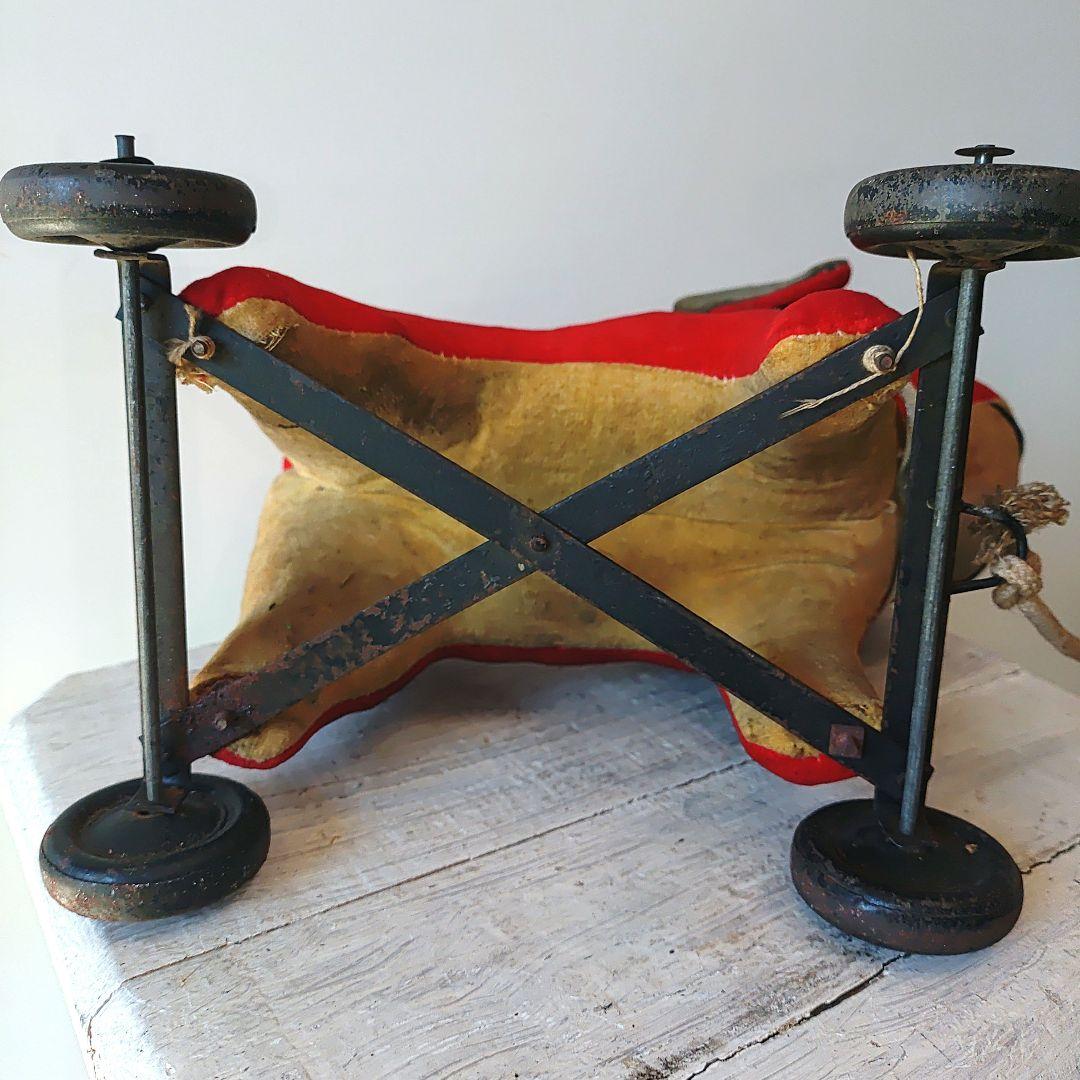 アンティーク人形　赤い犬の引きぐるま玩具