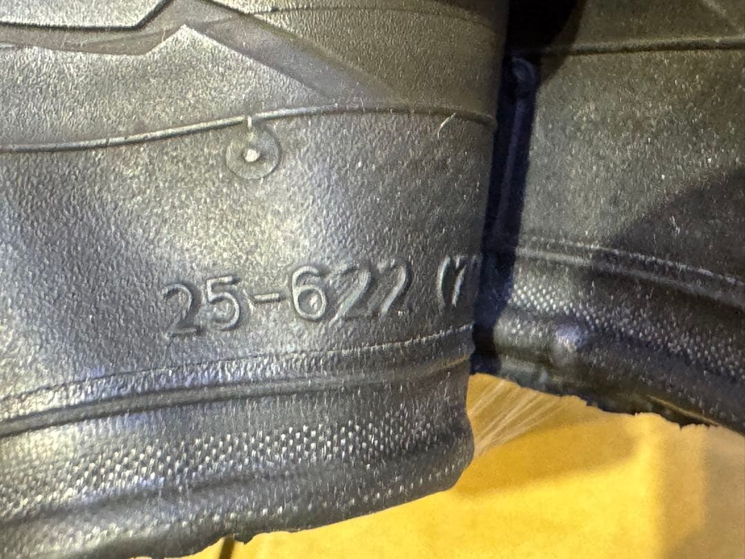 ピレリ　P ZERO チェレステカラー