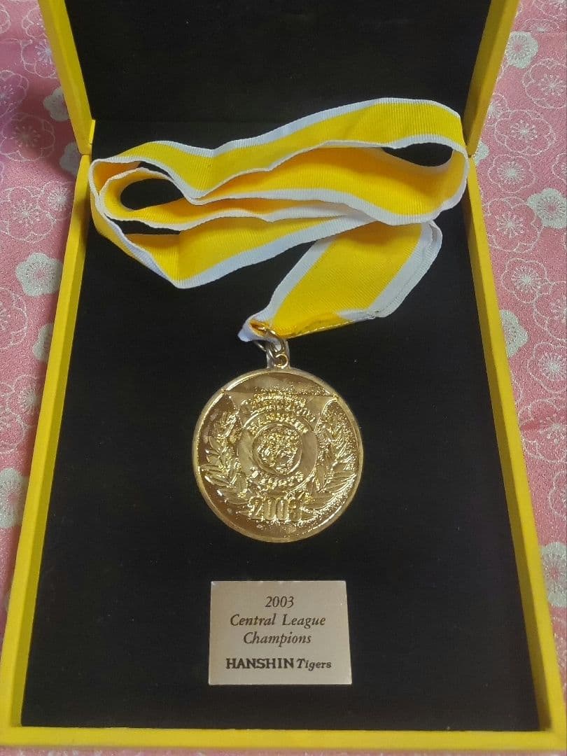 阪神タイガースミニ四駆、灰皿、アルミコースター、オマケで2003優勝記念メダル