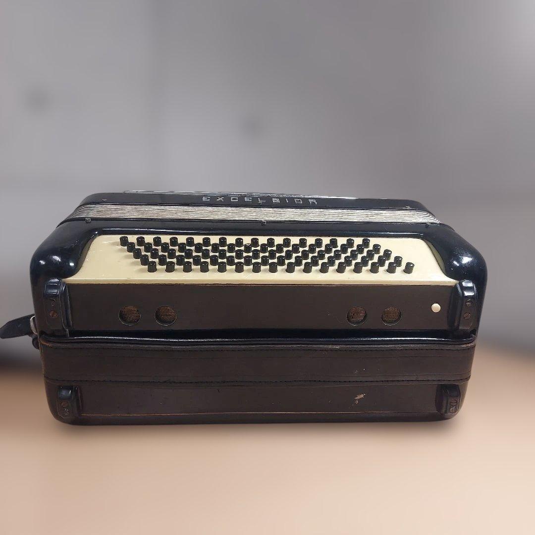 EXCELSIORイタリア製 アコーディオン　型番は不明