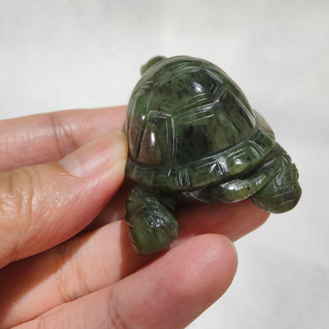 12 亀　軟玉翡翠（ネフライト）で作った亀　天然石　彫刻　翡翠　ヒスイ　亀　かめ