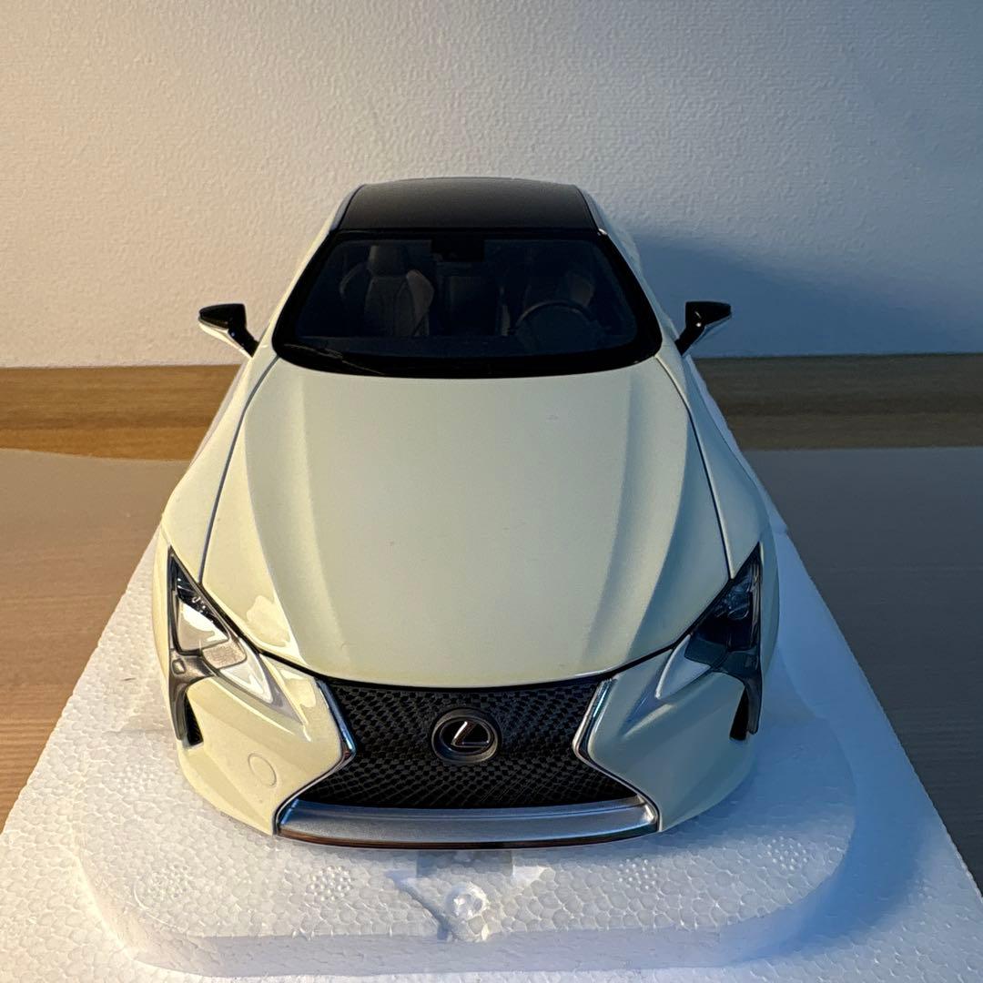 オートアート　レクサス　 LC500 メタリック　ホワイト　1/18 ミニカー