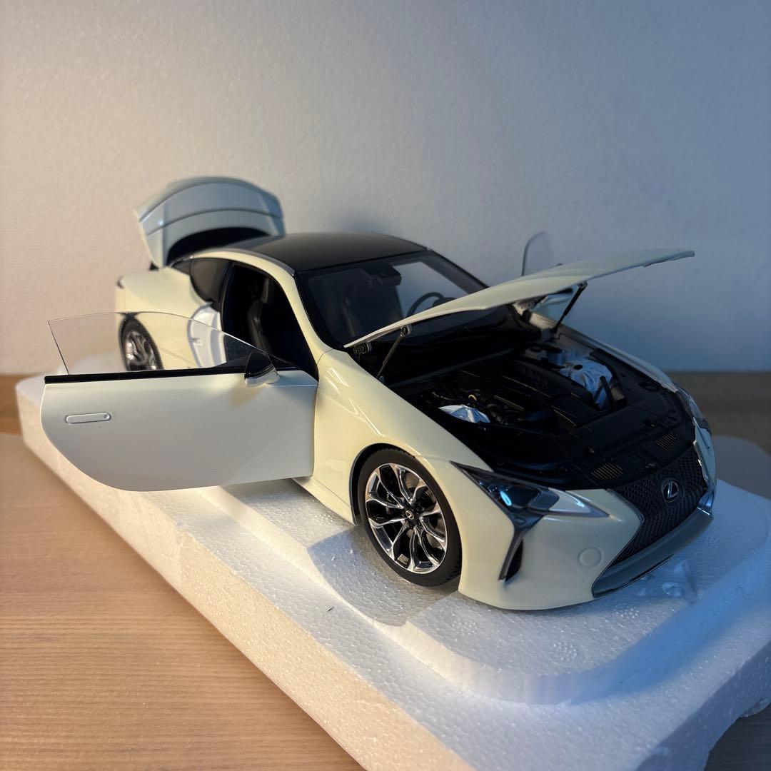 オートアート　レクサス　 LC500 メタリック　ホワイト　1/18 ミニカー