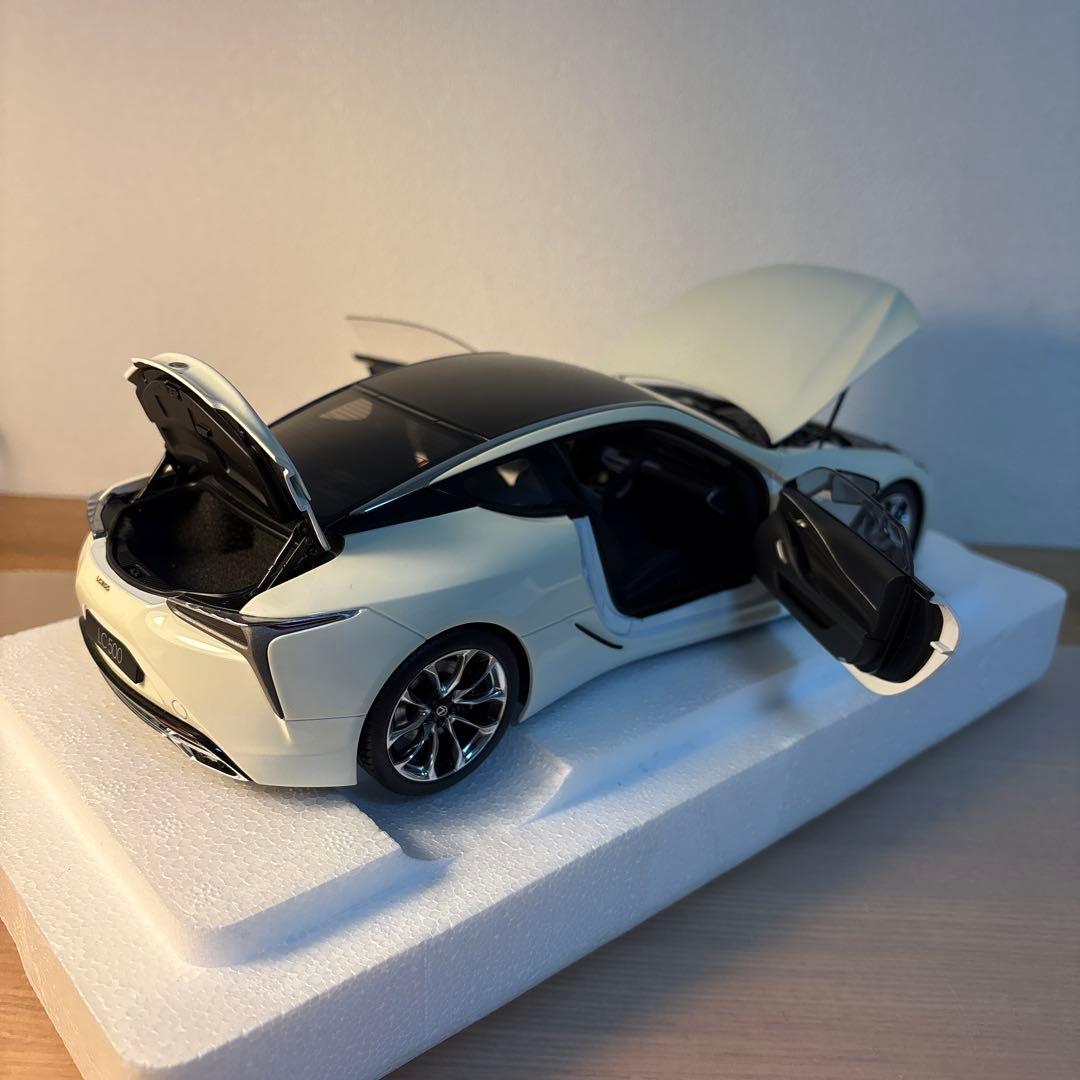 オートアート　レクサス　 LC500 メタリック　ホワイト　1/18 ミニカー