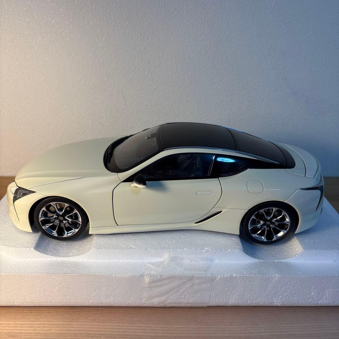 オートアート　レクサス　 LC500 メタリック　ホワイト　1/18 ミニカー
