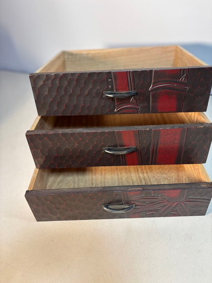 昭和レトロ　鎌倉彫り　竹彫刻の木製 小タンス 漆塗り　10段引き出し