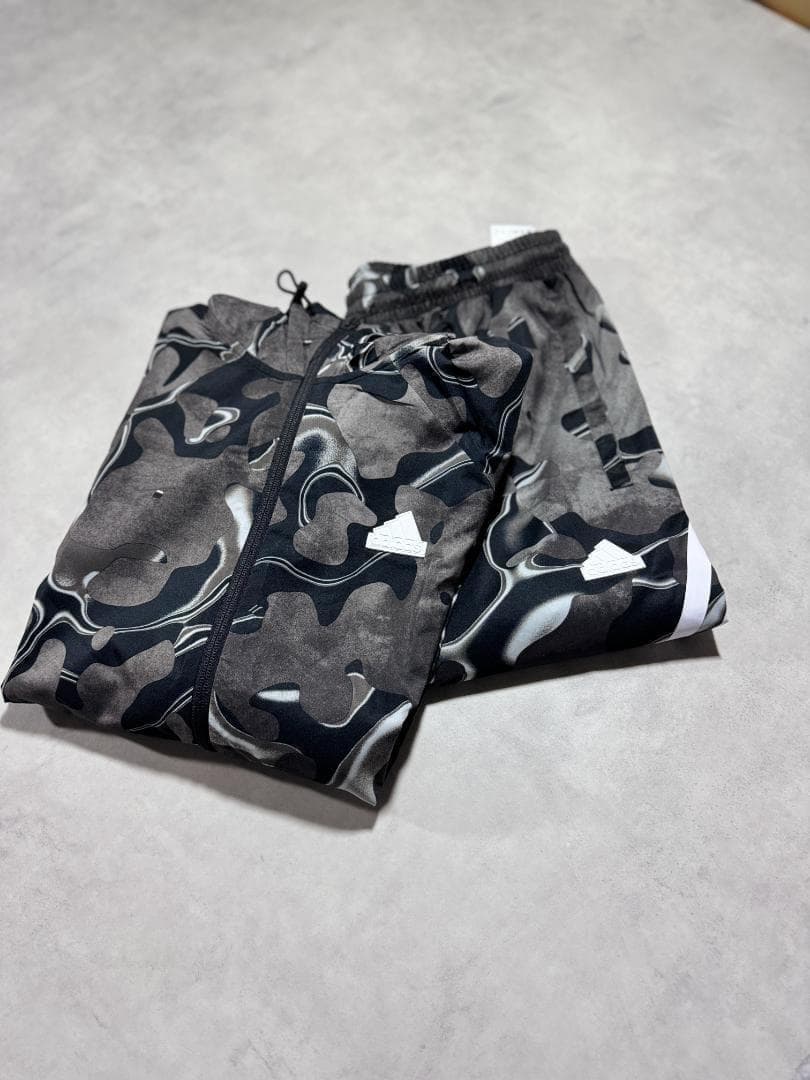 新品 正規品 Msize アディダス 上下セットアップ 総柄 3ストライプ