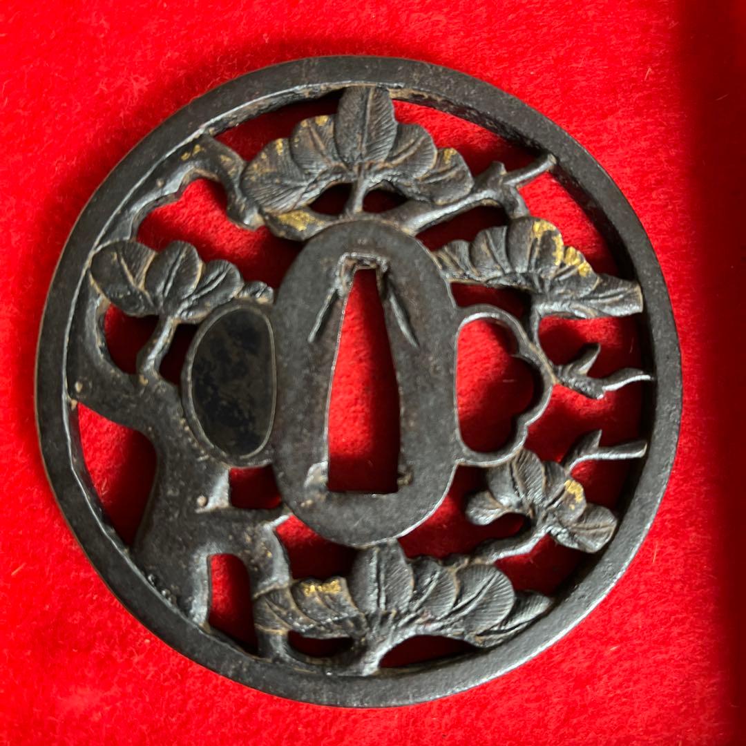 松図の透かし鉄鍔