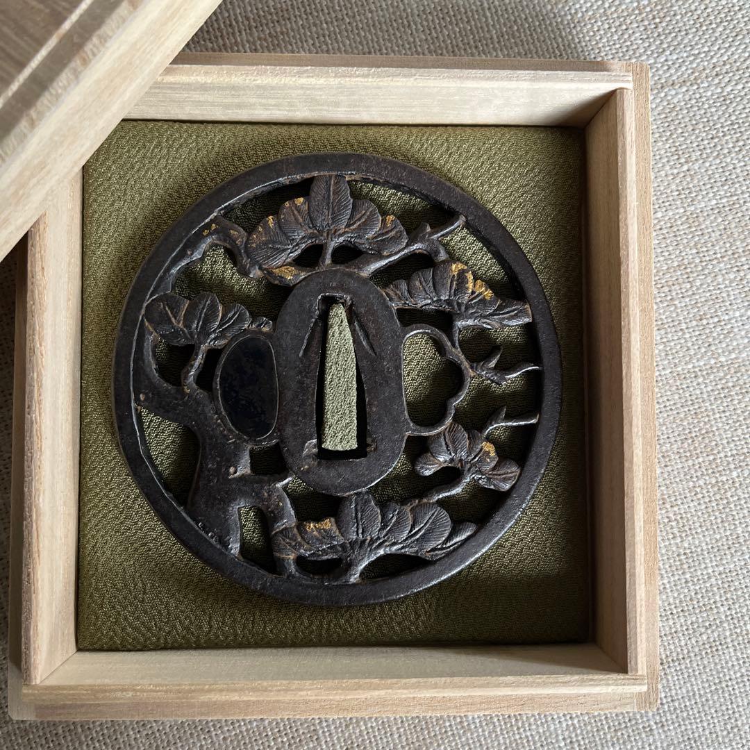 松図の透かし鉄鍔