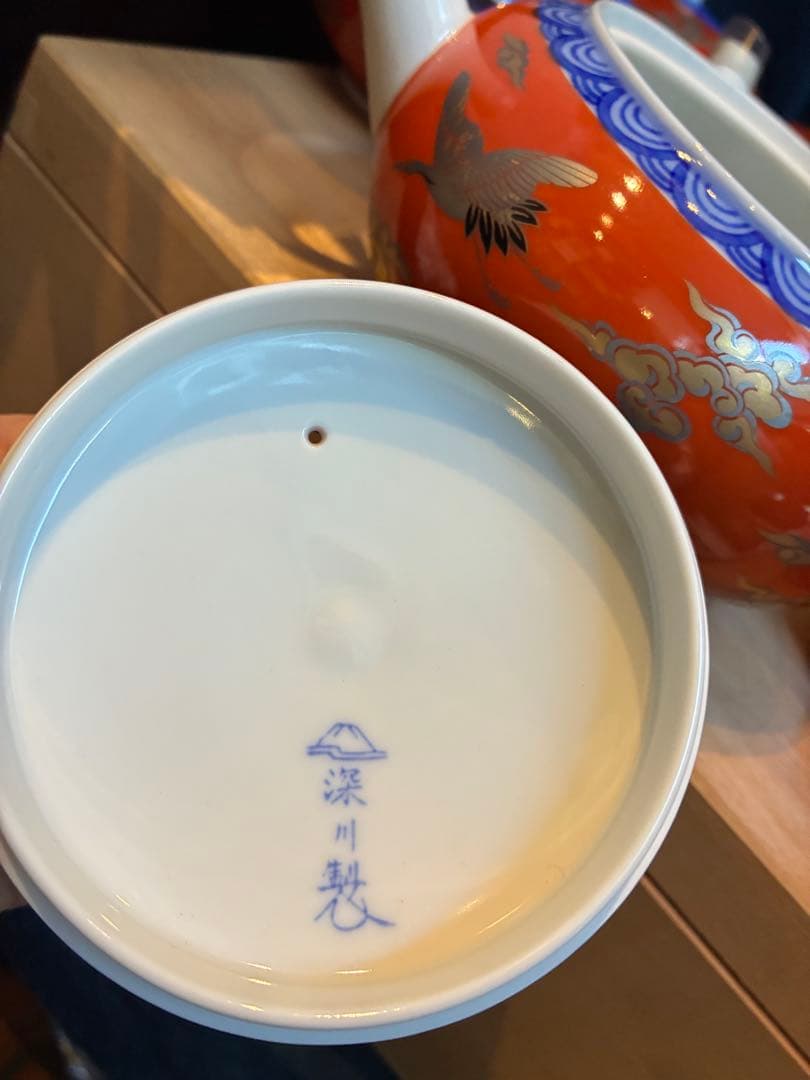 深川製磁　酒器揃えと茶器　染錦手波鶴紋 宮内庁御用達 慶びの器 有田焼 赤絵金彩