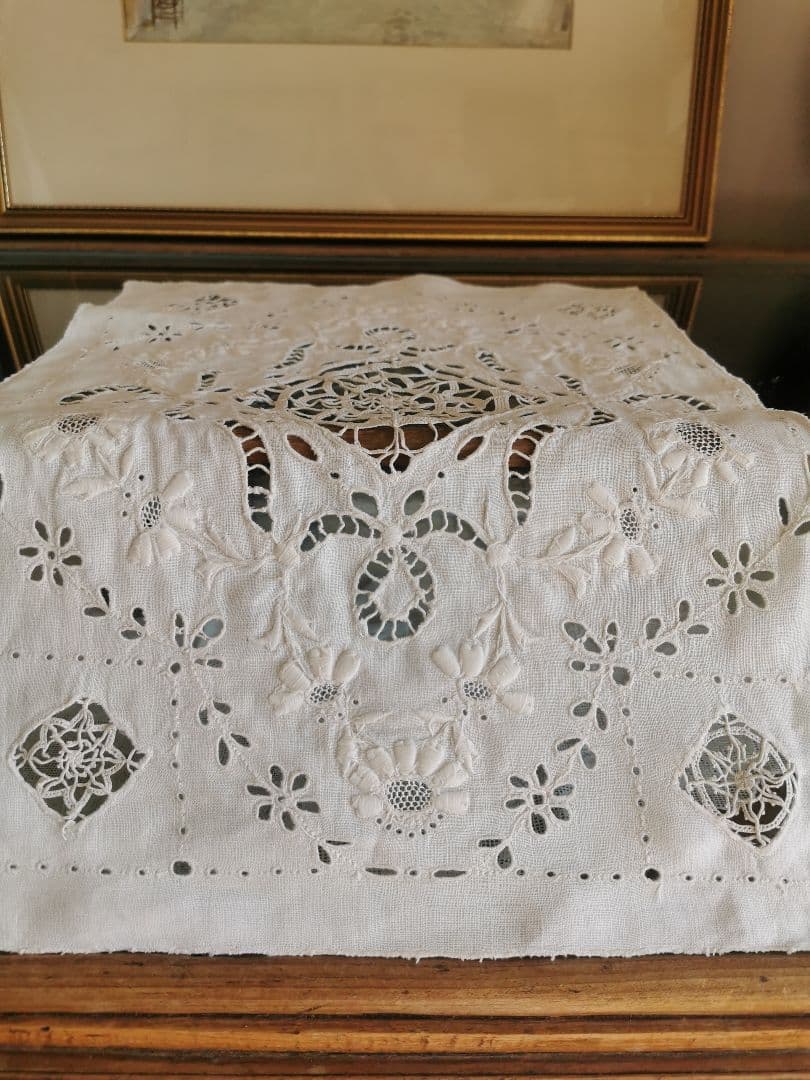 アンティークフランス 嵌込ニードルワーク 矢車菊＆アイレット刺繍 リネンクロス