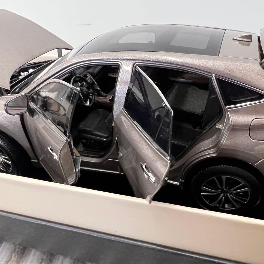 トヨタ ハリアー　1/18 ミニカー