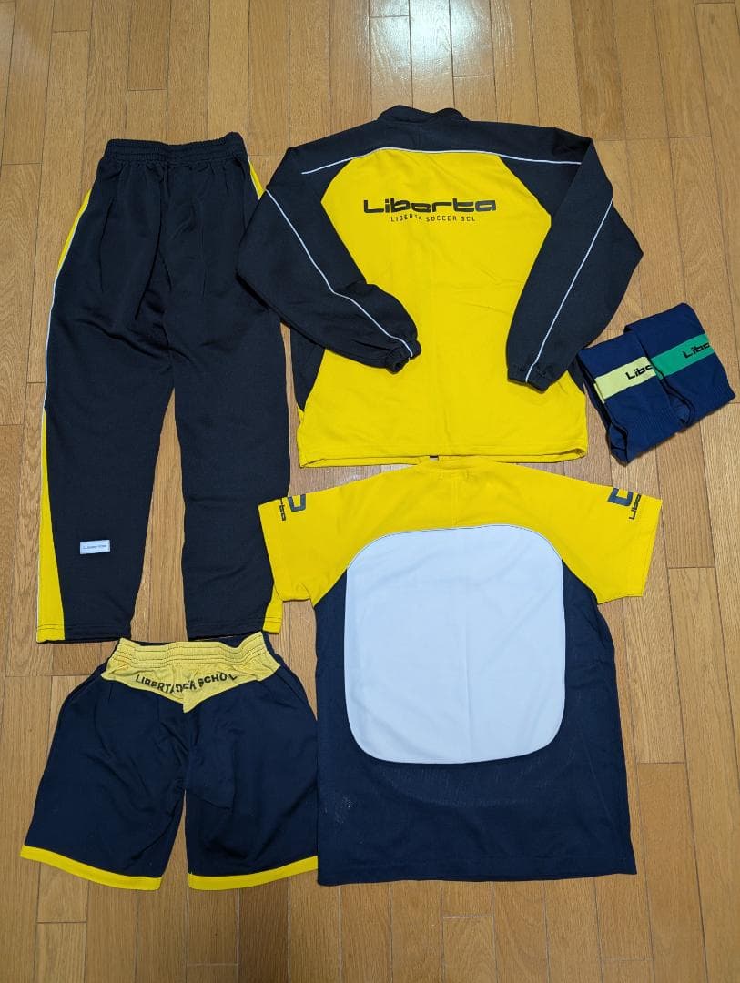 美品【（160）サッカー リベルタのユニフォーム4点・ソックス・スネあて】