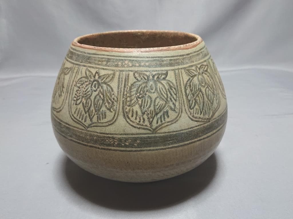 コレクター収集品　タイ　スワンカローク　鉄絵草花紋僧侶托鉢鉢　13～15世紀