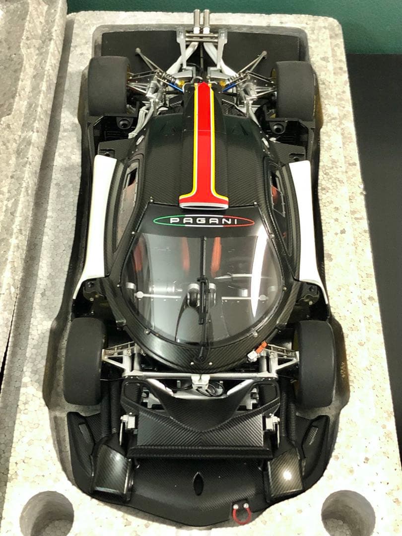 ★絶版！オートアート￼ 1/18 パガーニ ゾンダR (イタリアンストライプ￼)