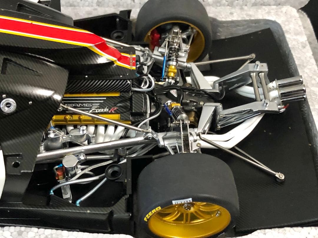 ★絶版！オートアート￼ 1/18 パガーニ ゾンダR (イタリアンストライプ￼)