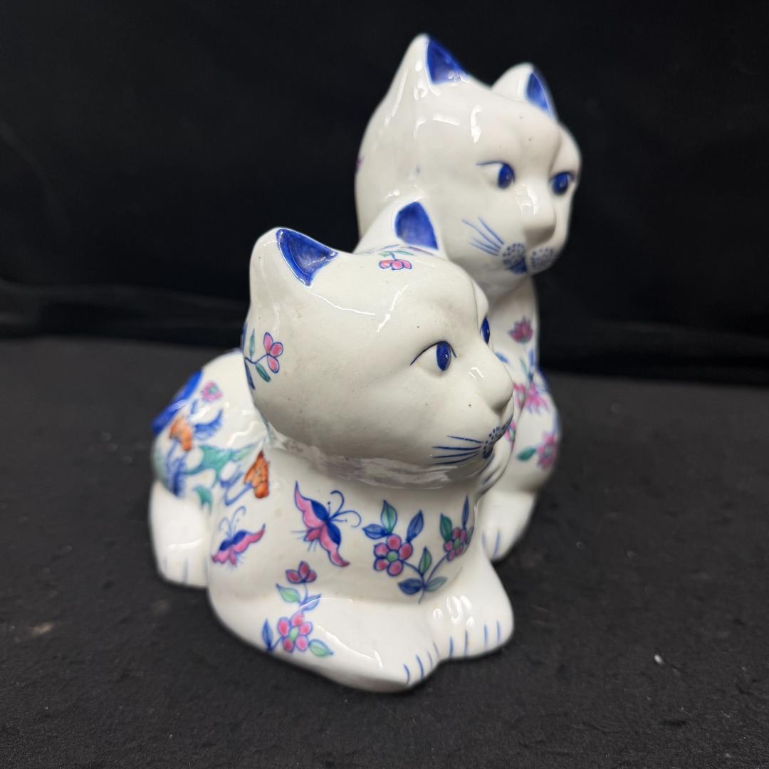 伊万里焼　花柄招き猫猫の置物 縁起物 商売繁盛 開運招福