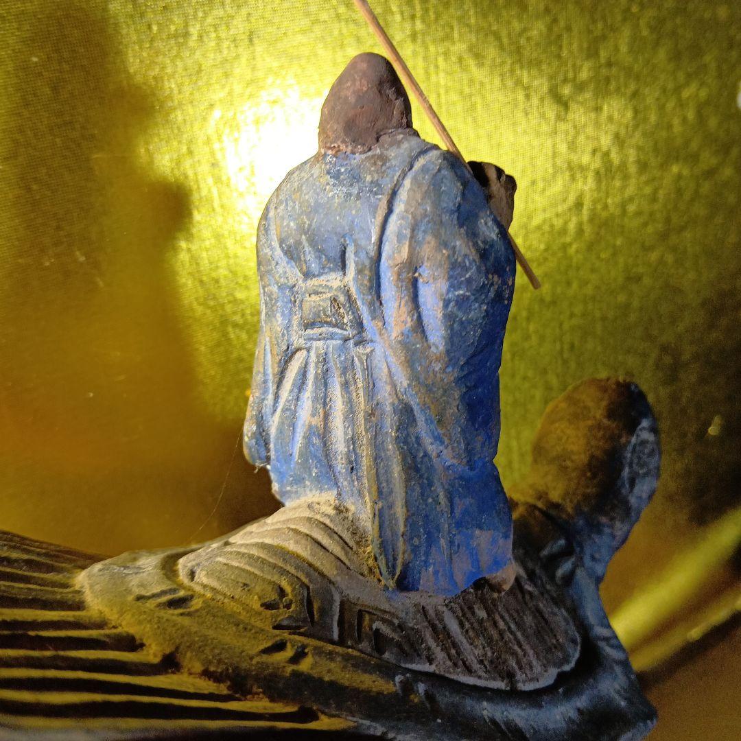 亀の上に立つ人物像 置物