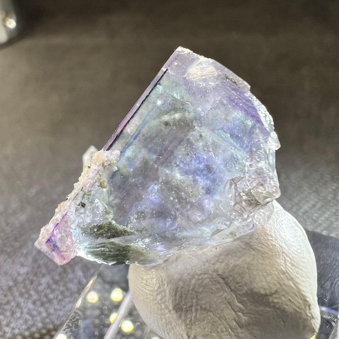 ヤオガンシャン産　パープル、ブルーゾーニングクォーツ共生クリアフローライト
