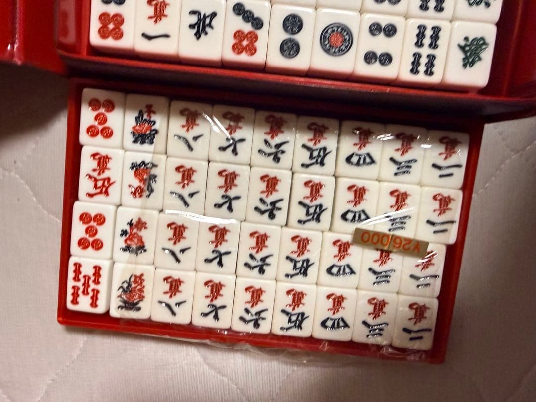 麻雀牌セット 伝統的デザイン 赤いケース付き