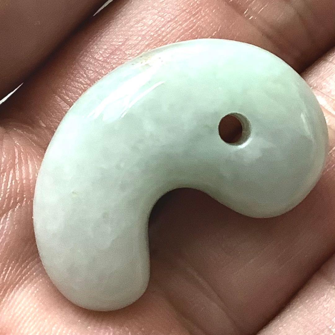 ⭕️希少色の赤混じり幸運呼び込む*紅赤入り　糸魚川翡翠ジェダイト勾玉　機械鑑別書付