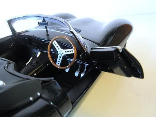 特価 AUTOart (1/18) ジャガー XKSS