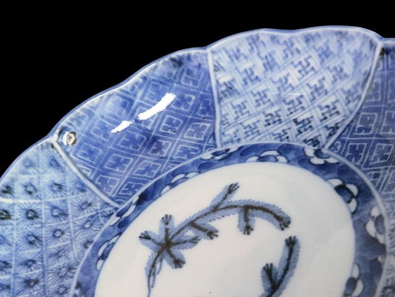 古伊万里　染付　菊花四方襷紋に若松の図　６寸皿　A361A-fbva