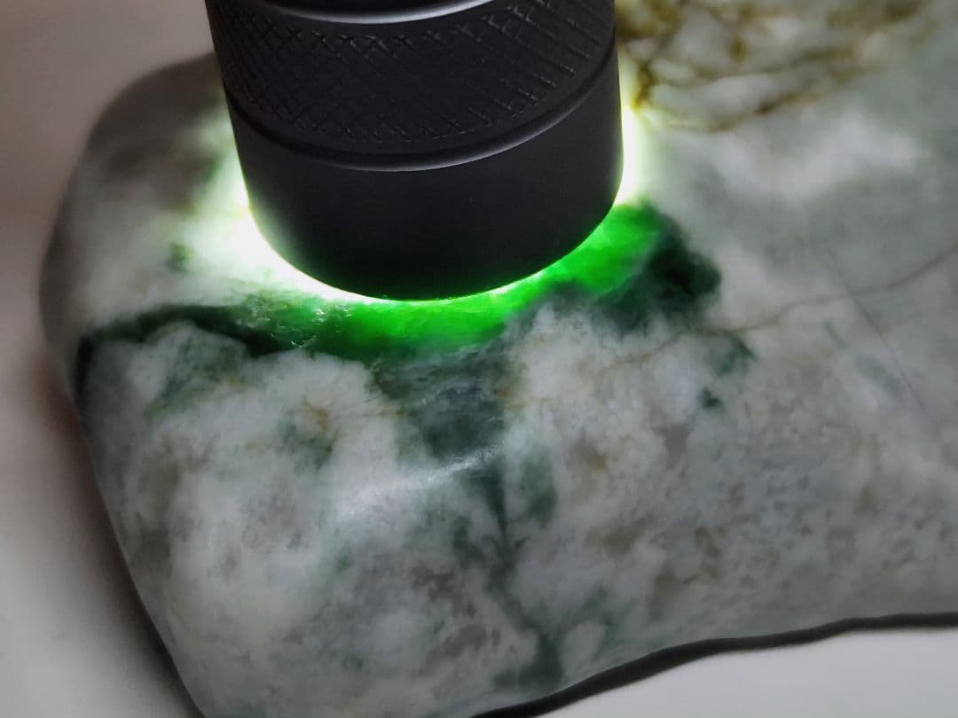 濃緑 140g 翡翠 ヒスイ 原石 鑑賞石 自然石 誕生石 鉱物 鉱石 水石